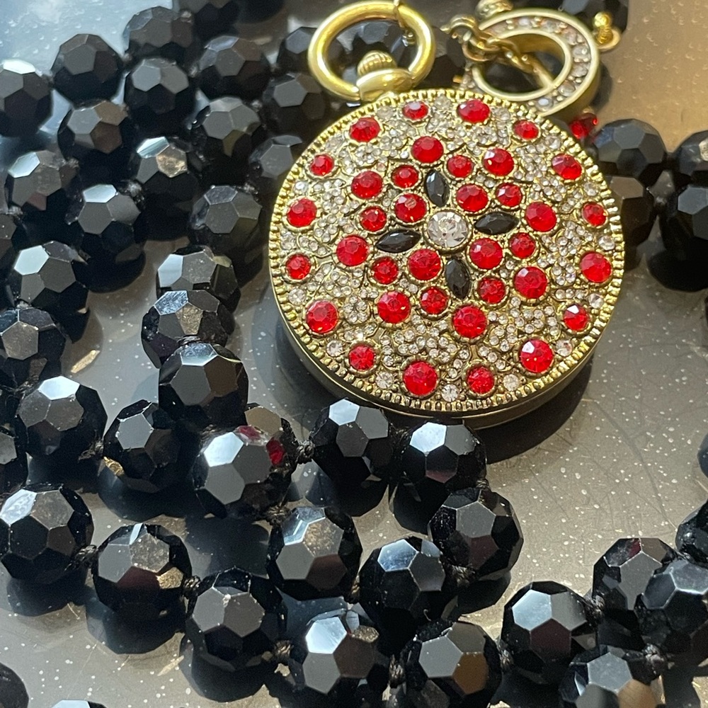 Elegant Black and Gold Necklace with Red Accents - Picture 5 of 6